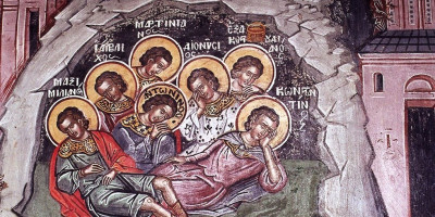 Srpska pravoslavna crkva i njeni vernici danas praznuju dan Svetih sedam mučenika u Efesu, koji se obeležava od velikog progona hrišćana u tom gradu. Oni su zaštitnici muškaraca i veruje se da im danas ispunjavaju svaku želju.