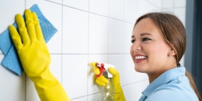 Vaše pločice mogu ponovo zablistati i mirisati sveže, bez mukotrpnog čišćenja. Uz samo vrelu vodu, sodu bikarbonu, sirće i tečni sapun, čišćenje postaje brzo i lako.