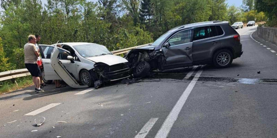 Silovit sudar na magistrali kod Arilja: Delovi automobila svuda po kolovozu! (FOTO)