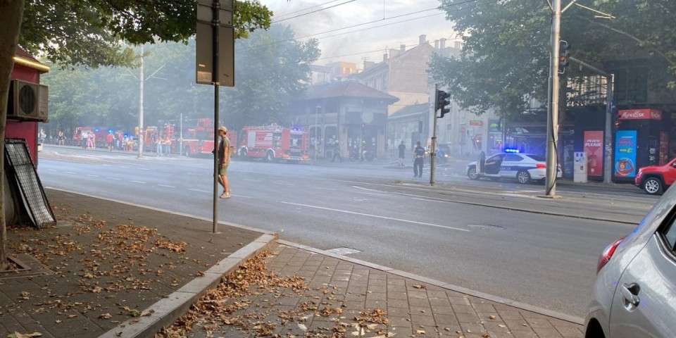 Drama u Bulevaru kralja Aleksandra! Zapalilo se poznati lokal brze hrane! (FOTO/VIDEO)