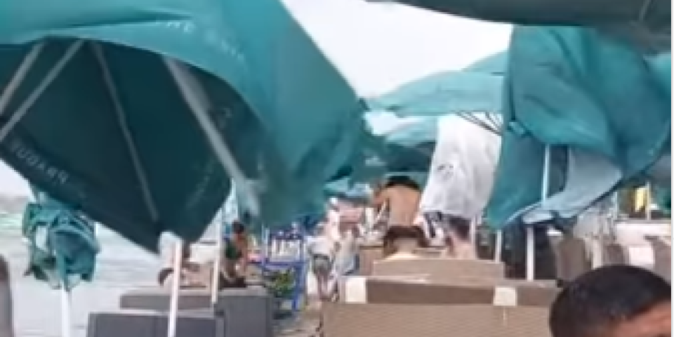 Dramatične scene na Adi Ciganliji! Jak vetar obara suncobrane, nevreme stiže u Beograd: Pogledajte haos na plaži (VIDEO)