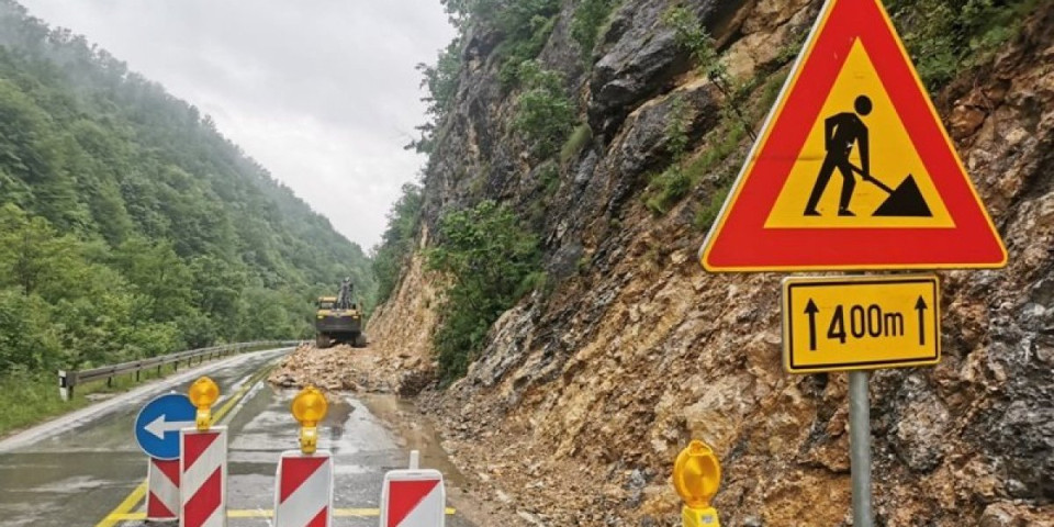 Stena sletela i udarila u auto! Vozači budite oprezni, odron preti na  putu za Guču