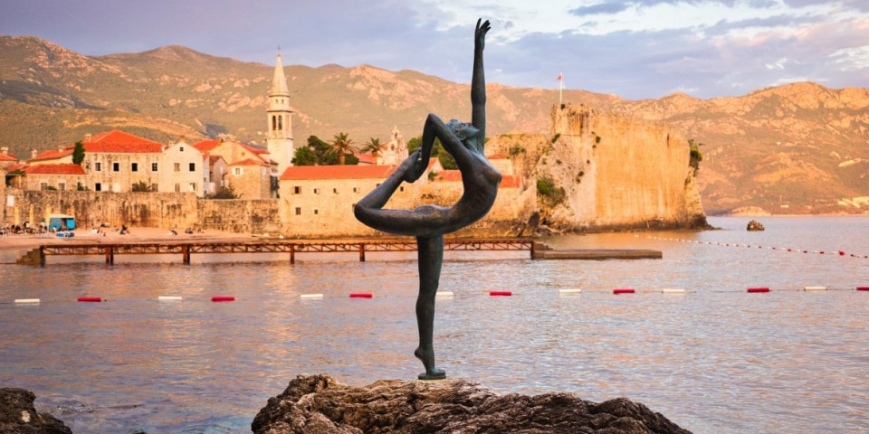 Balerina u Budvi krije jezivu priču! Meštani su je zatekli mrtvu na obali - godinama kasnije na tom mestu osvanula je skulptura