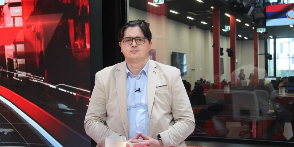 "U Novom Sadu se odigrao fašistički pokušaj ubistva novinara": Uglješa Mrdić osudio mučki napad na ekipu Informera