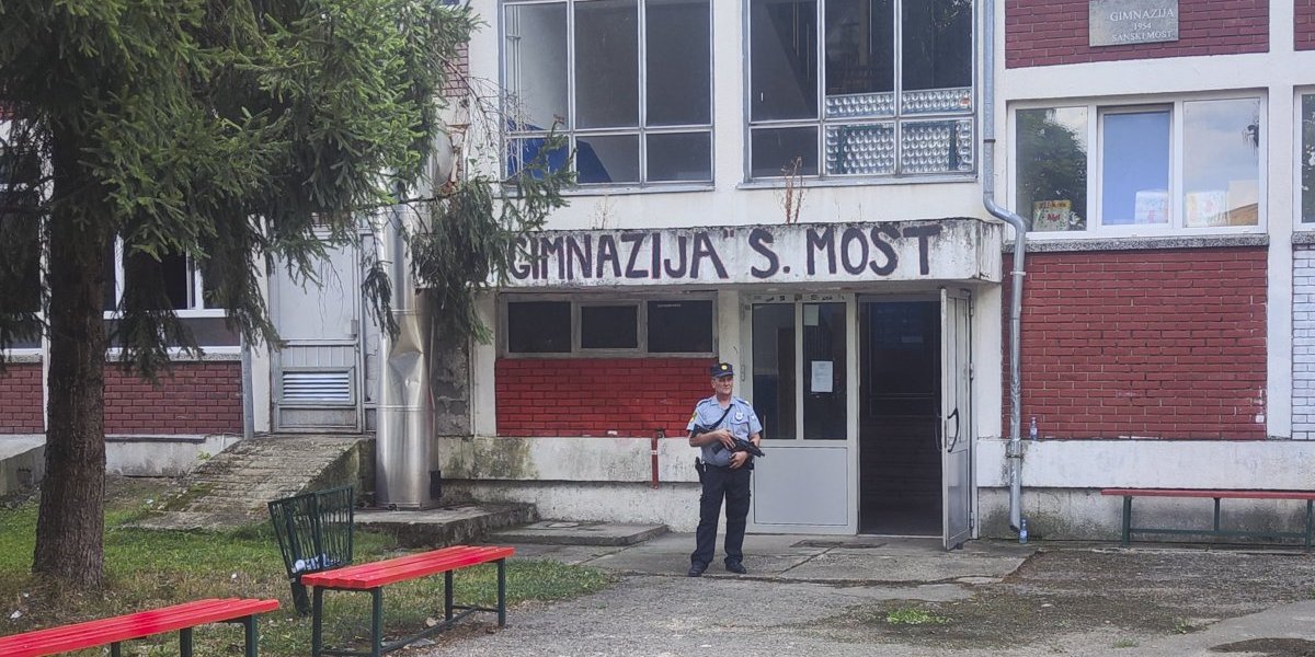 Gimnazija u Sanskom mostu u kojoj se dogodio masakr