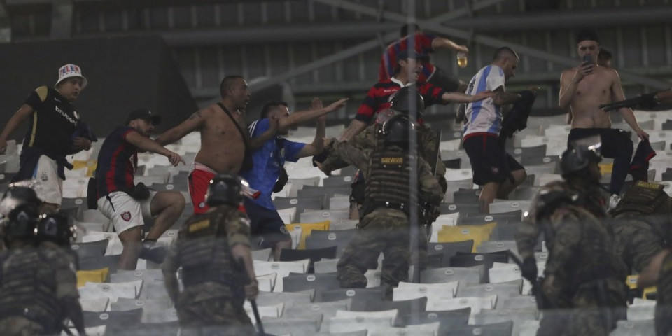 Haos na Kupu Libertadores! Brazilska policija pucala na argentinske navijače (VIDEO)