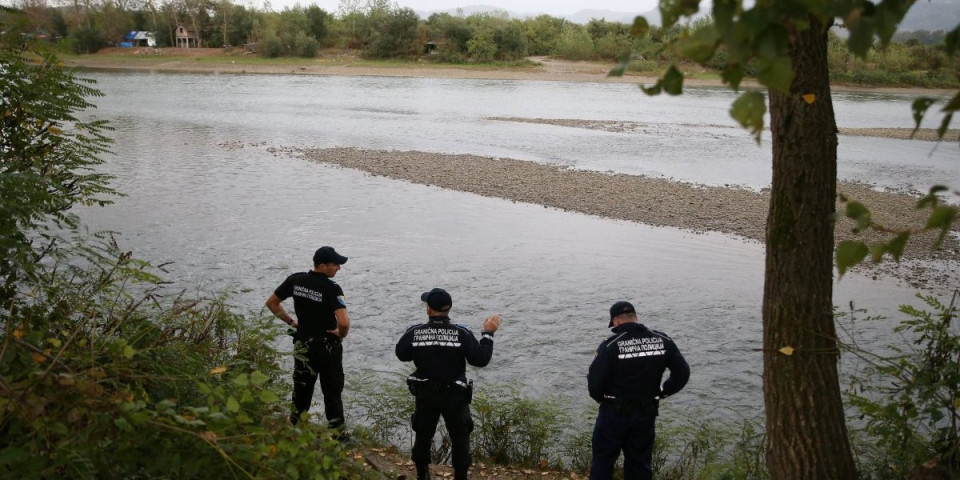 Horor na Drini! Prevrnuo se čamac pun migranata, strahuje sa da ima nastradalih