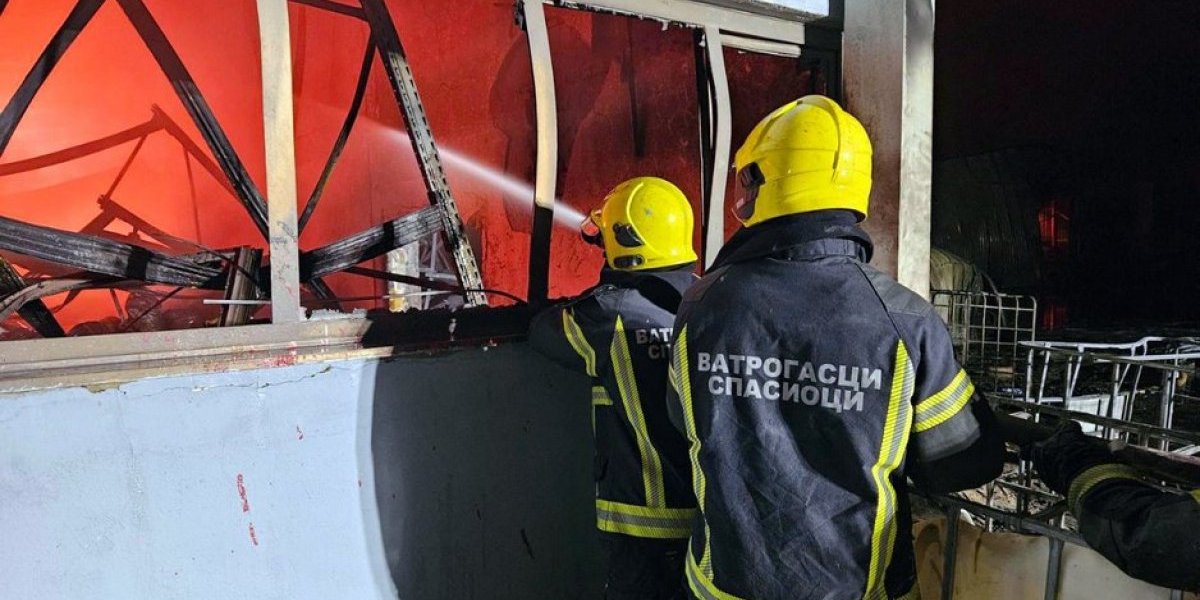 Izgoreo autobus nasred puta: Drama u Kruševcu, vatrogasci stigli velikom brzinom na lice mesta (VIDEO)