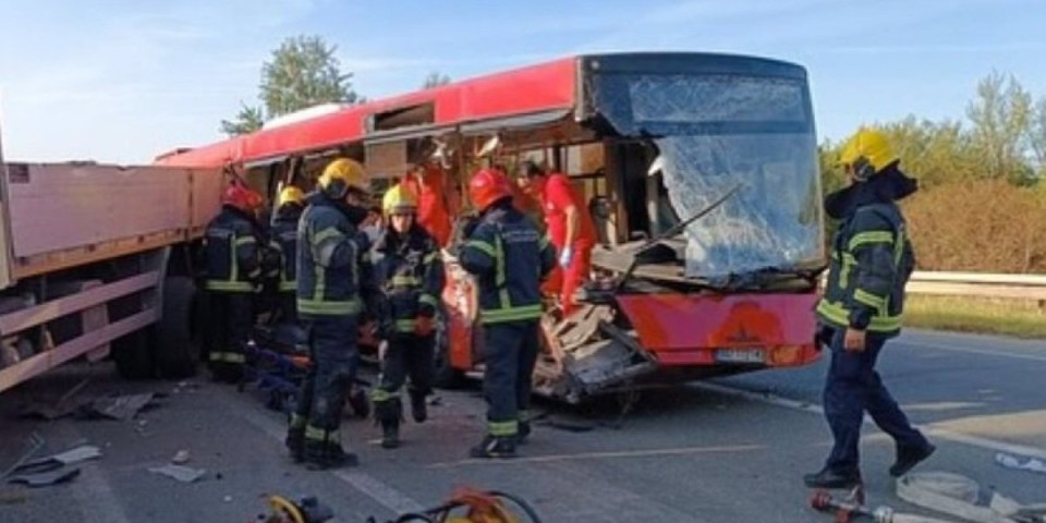 Prve fotografije sa mesta jezivog udesa kod Umke: U sudaru autobusa i kamiona jedna osoba poginula, 20 povređeno (VIDEO)