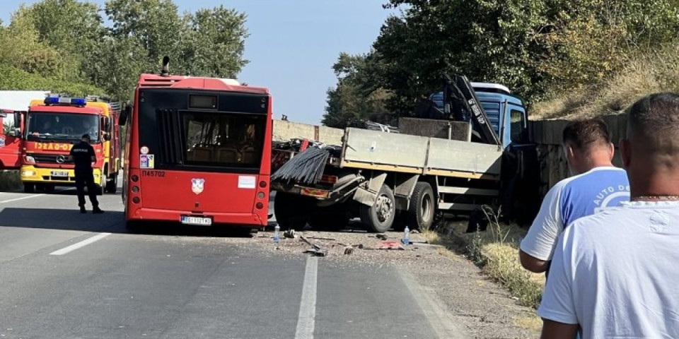 Jedan čovek poginuo, drugom rascepana glava! Težak udes autobusa i kamiona u Beogradu (VIDEO)