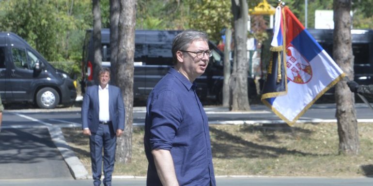 "Nestalo im vinjaka, šta oni pripremaju..."! Vučić za Informer: Neki ljudi su uložili milijarde evra u medije da bi im to donelo otimanje vlasti (VIDEO)