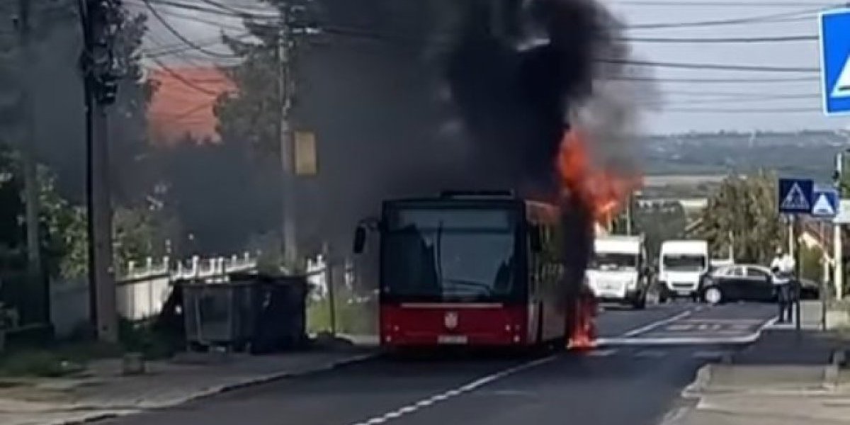 Vatrena stihija guta autobus! Zadnji deo planuo kao da je od papira, drama usred Železnika (VIDEO)