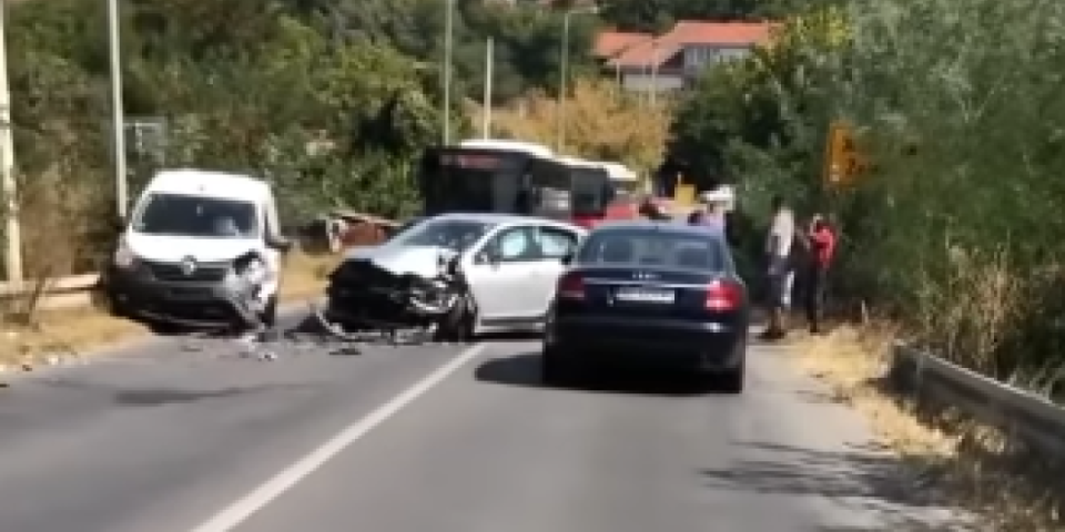 Lančani sudar u Železniku! U nesreći učestvovala tri automobila i jedan kombi (VIDEO)