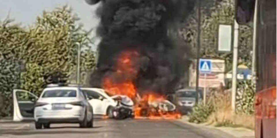 Zastrašujuće scene saobraćajke kod Borče! Automobil u plamenu, pet osoba povređeno (VIDEO)