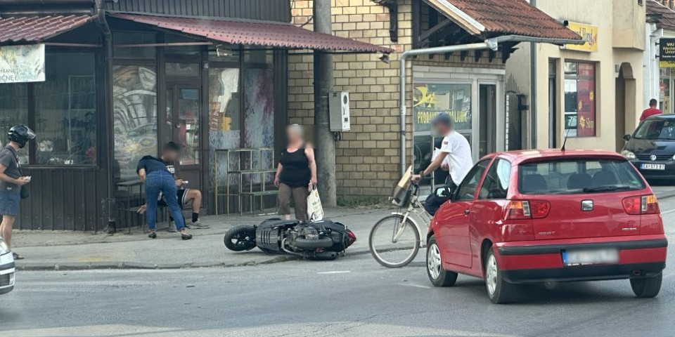 Direktan sudar u centru Čačka! Povređen motociklista (FOTO)