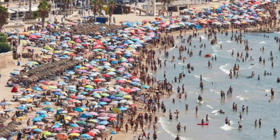 Najveći javni WC na svetu! Prizor sa plaže u jednom letovalištu izazvao gađenje - ovako izgleda pravi letnji horor (VIDEO)