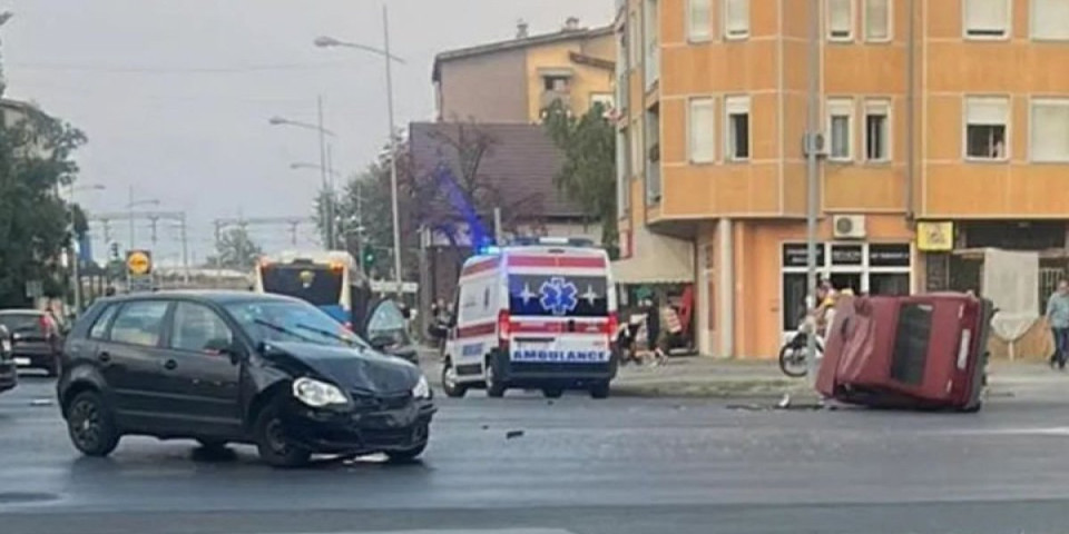 Dvoje povređenih u sudaru: Automobil se prevrnuo od jačine udarca