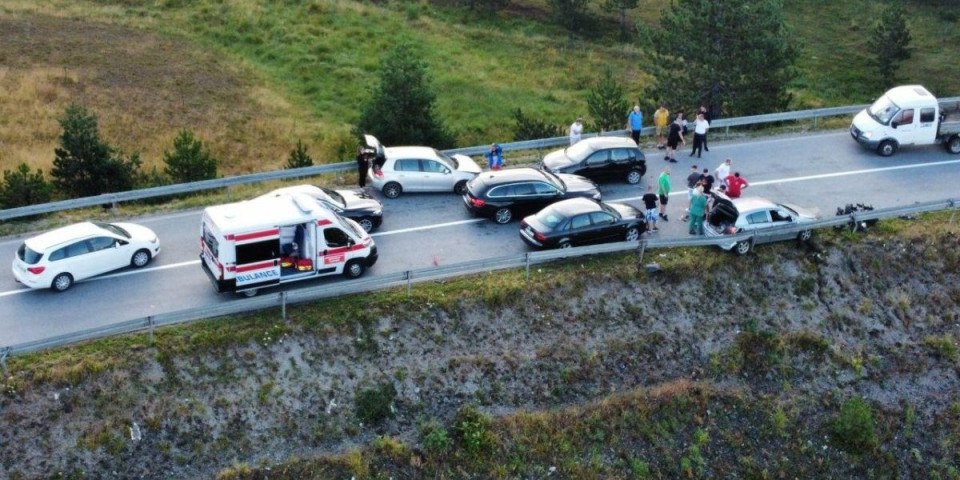 Žestok čeoni sudar kod Pazarišta! Mladić prešao u suprotnu traku, udario u mercedes iz suprotnog smera