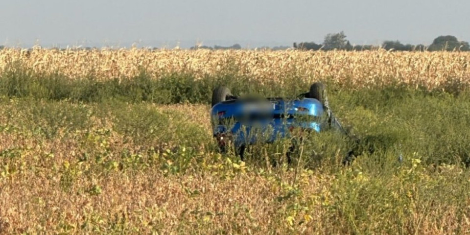 Auto završio na krovu: Vozača jedva izvukli iz kola!