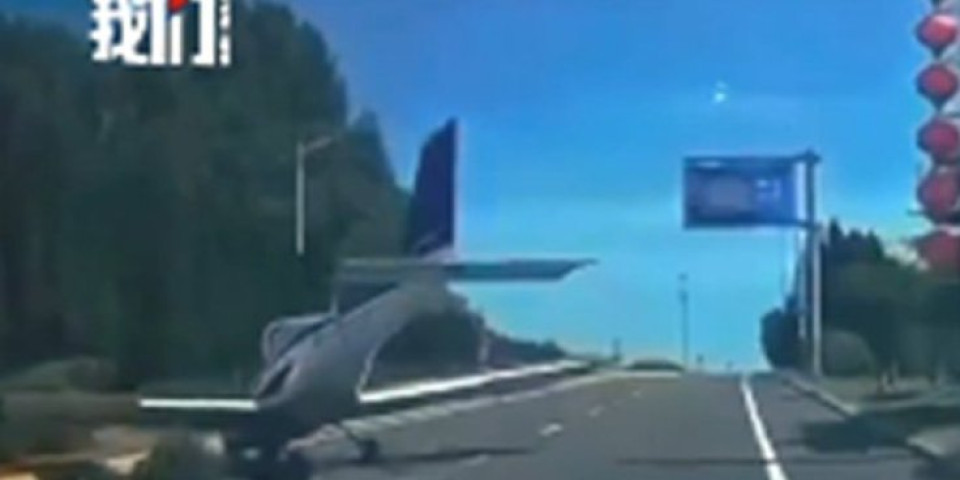 (VIDEO) Obrušio se iz vedra neba! Avion u Kini pao na sred autoputa!