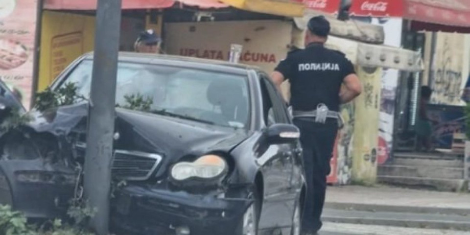 Teška nesreća u Čačku: Zakucao se u banderu, bez svesti ga prevezla Hitna! (FOTO)