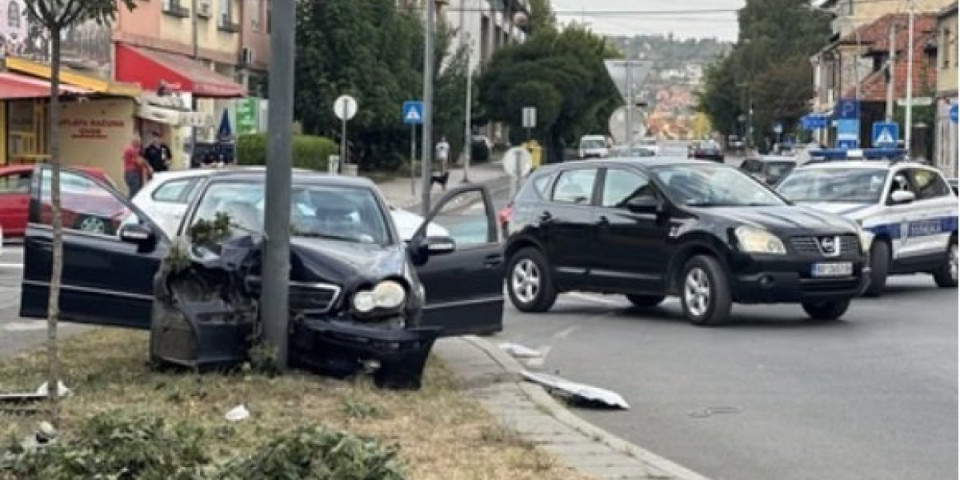 Preminuo vozač koji se zakucao u banderu u Čačku: Doživeo srčani udar pa izgubio kontrolu (FOTO)