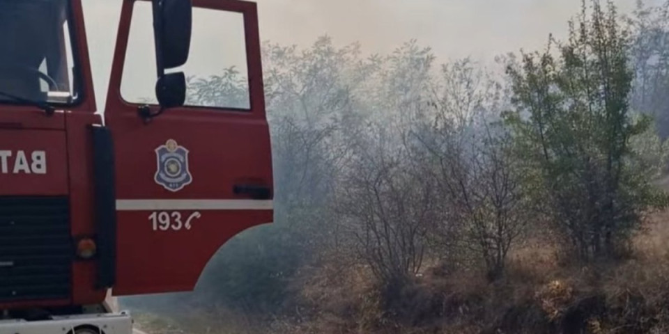 Veliki požar u selu kod Lebana! Vatrogasci nastoje da ugase požar koji se širi! (FOTO)