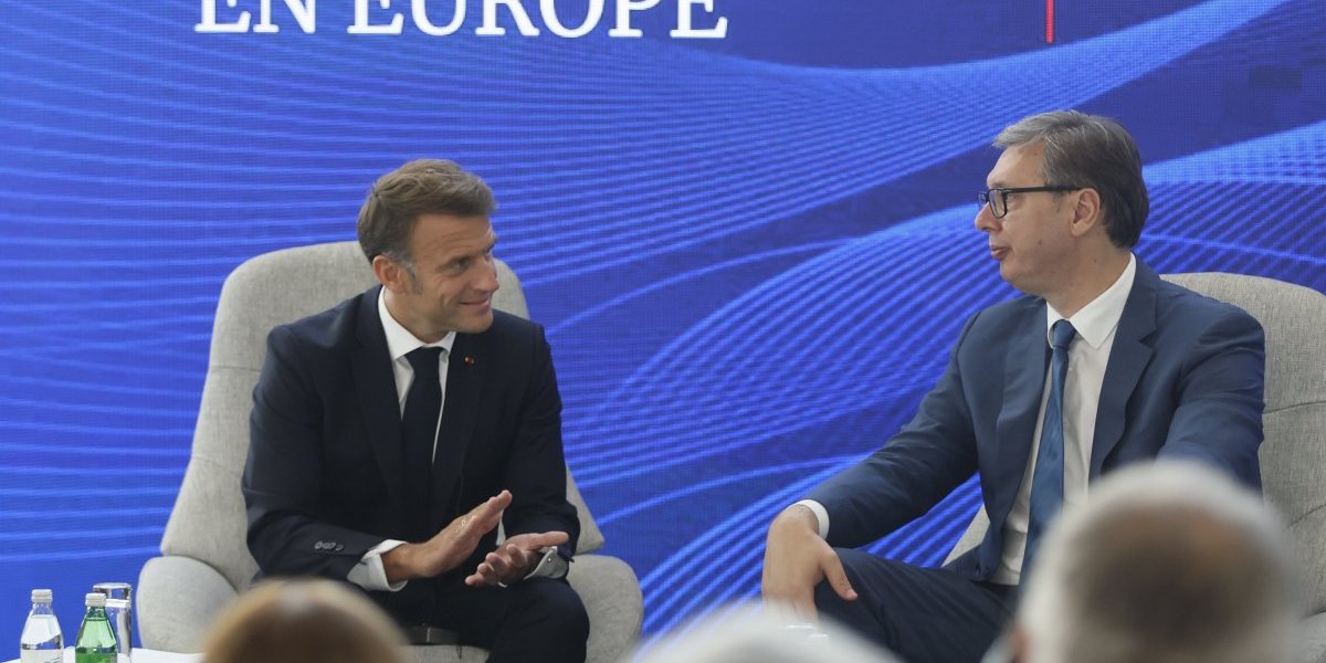 "Ponovio sam mu želju da Srbija nastavi da ide napred na svom putu!" Oglasio se Makron nakon uspešnog razgovora sa Vučićem! (FOTO)