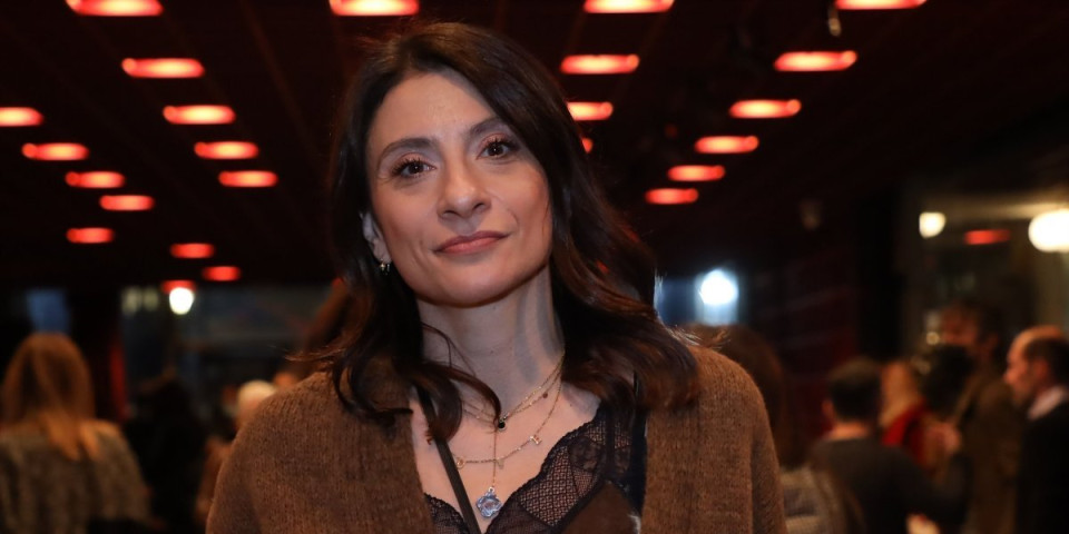 "Šmeksi, i dalje smo zaljubiška u tebe": Oglasila se Mandina supruga dirljivim rečima