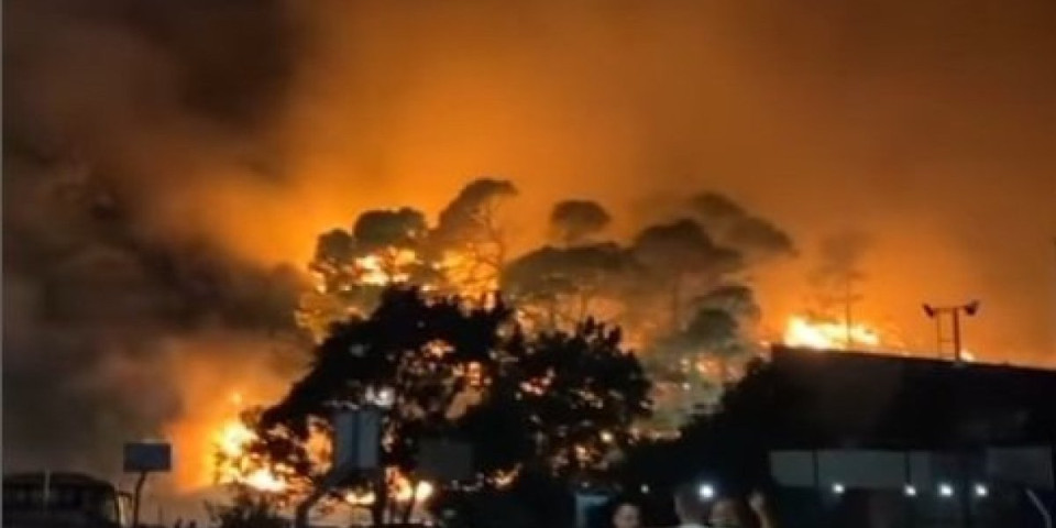 Drama u Sutomoru! Bukti veliki požar, vetar ga raspiruje, ugrožene i kuće (FOTO/VIDEO)