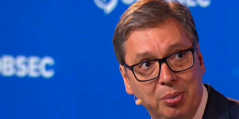 VUČIĆ OBJASNIO SUŠTINU SRPSKE POLITIKE U PRAGU: Idemo u EU, ne uvodimo sankcije Rusiji, pomažemo Ukrajini!