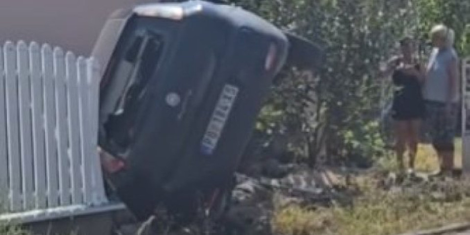 Parkiranje za Ginisa: Automobil ostao bočno zaglavljen u ogradi! (VIDEO)