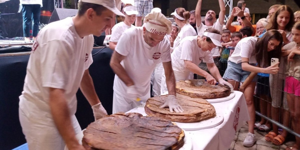 Bogovski! U Leskovcu džinovska pljeska, a Užicu lepinja! I to "lepinja sa sve"!