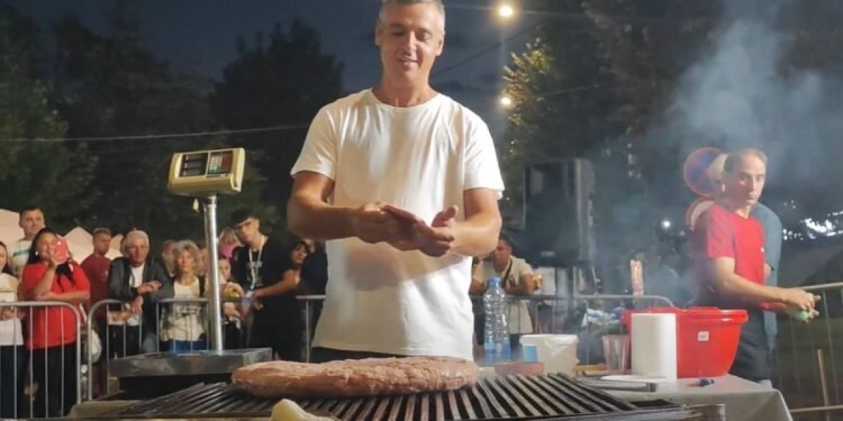 (VIDEO) Ovako se pravi pljeskavica "iz ruke"! Goran je najbolji majstor!