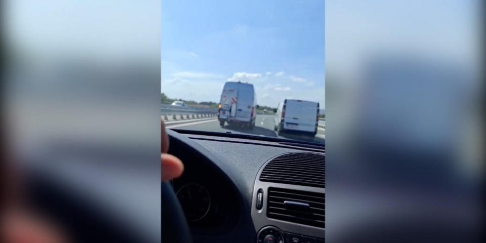 Bahaćenje na auto-putu: Kombi i pikap se trkaju i pretiču zaustavnom trakom! (FOTO/VIDEO)