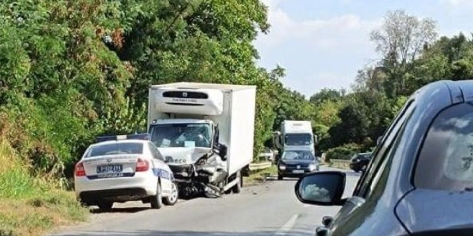 Teška saobraćajna nesreća: Povređeno više osoba kod Sremskih Karlovaca (FOTO)