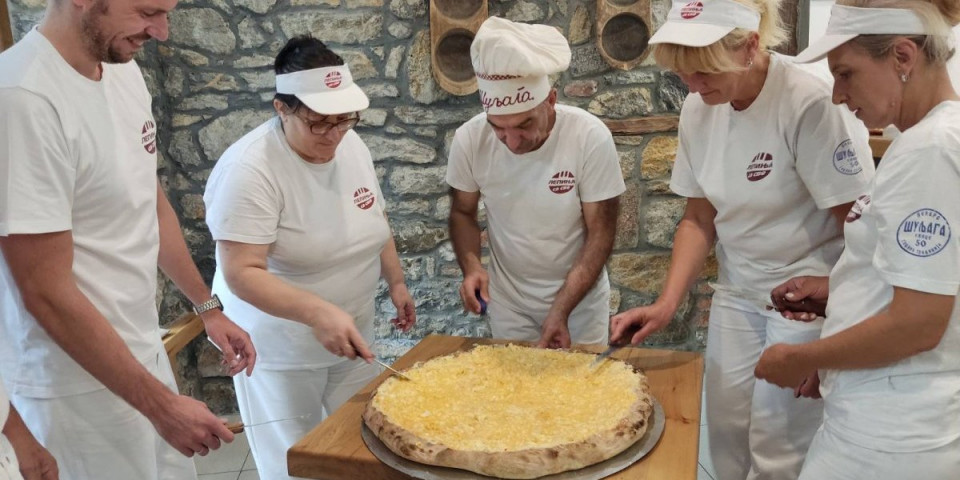 Tri džinovske lepinje nestale za pet minuta! U Užicu prave čudo: "Ne gledamo ni koliko stavljamo, bitno je samo da bude ukusno" (FOTO)