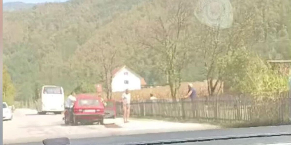 Sudarili se autobus i auto kod Bajine Bašte! "Jugo" smrskan, jedna osoba nepomično leži! (FOTO)