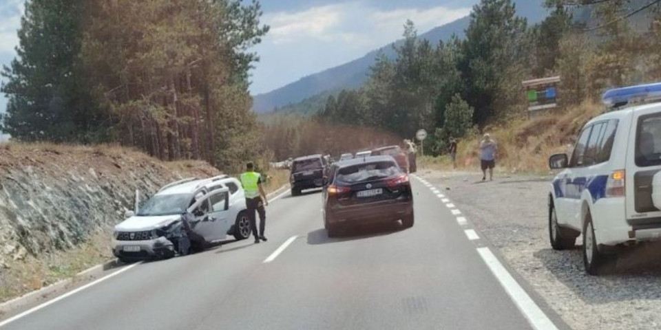 Žestok sudar dva automobila na magistrali preko Zlatibora! Pukom srećom nema povređenih.