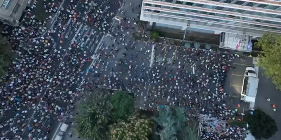 Snimak iz drona! Mali broj ljudi ispred RTS - propao protest lažnih ekologa (VIDEO)