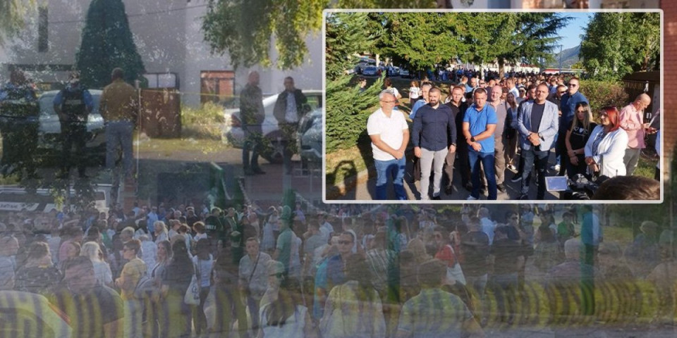 Stop Kurtijevom teroru! Srbi se okupili ispred Opštine Kosovska Mitrovica: Traže da se vrate na svoja radna mesta (FOTO)