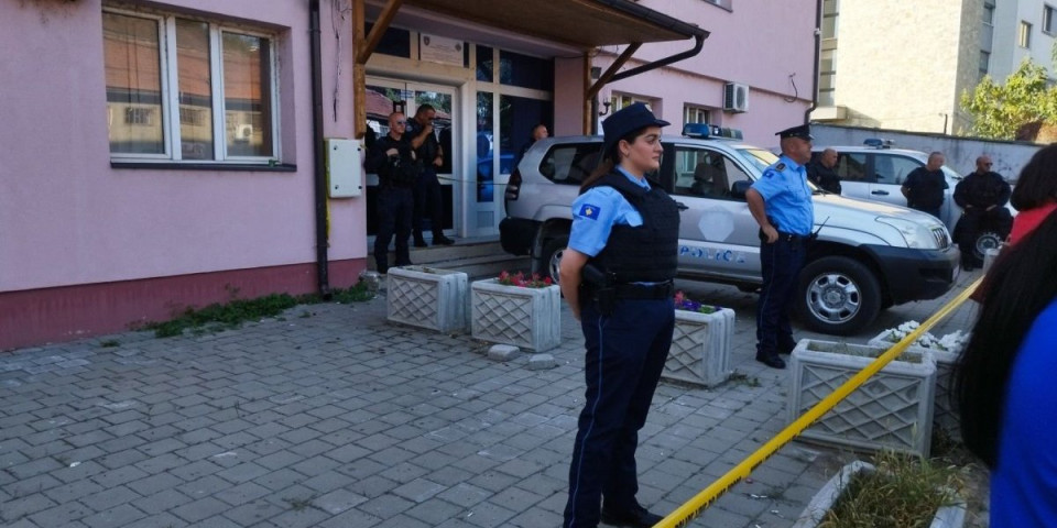Kurtijev teror nema granica! Privedena dvojica direktora srpskih OŠ iz Kosovske Kamenice