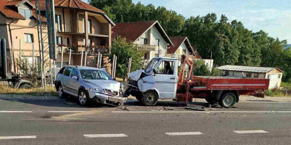 Prva fotografija sa mesta nesreće na zlatiborskom putu! Kamion udario u "škodu", pa je odbacio na šleper!