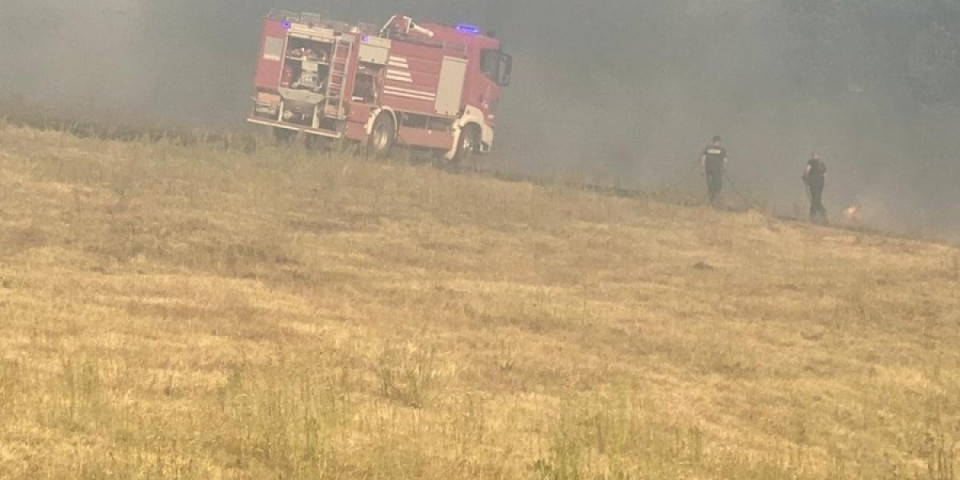 Vatrena stihija guta sve pred sobom! Veliki požar u mestu Garaši kod Aranđelovca!