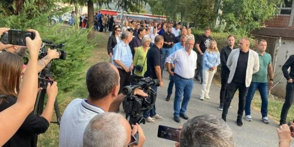 "Došli smo da uđemo i služimo ovom narodu zašta smo plaćeni"! Okupljeni radnici ispred opštine Kosovska Mitrovica poslali poruke mira!