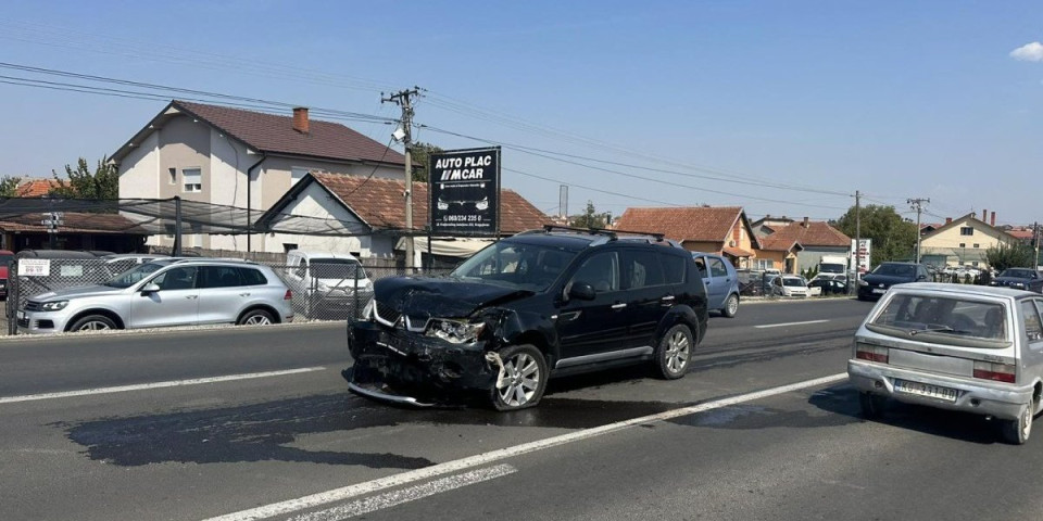 Udes kod Kragujevca: Sudarili se džip i automobil (FOTO)