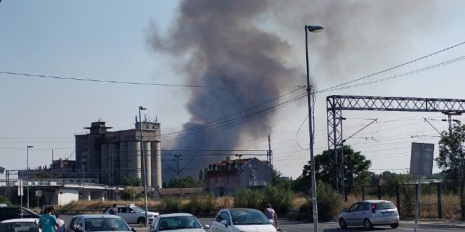 Ogroman požar bukti u Mladenovcu: Gust dim se širi naseljem, gori deponija! (FOTO/VIDEO)