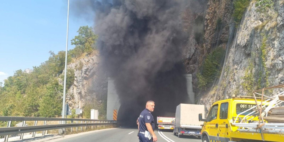 Oblaci dima izbijaju iz tunela kod Užica! Zapalilo se vozilo