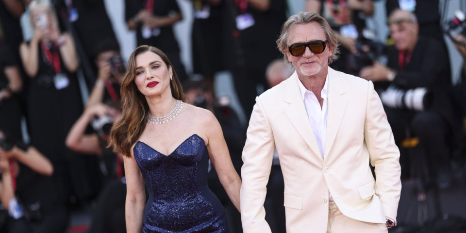 Pravoslavci oduševljeni: Holivudske zvezde na liturgiji na Veliki petak (VIDEO)