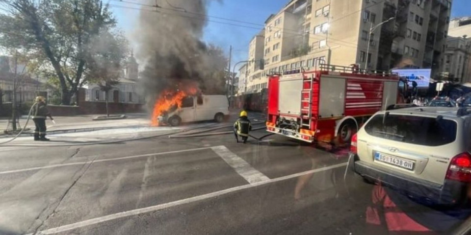 Drama u Ulici kneza Miloša! Zapalio se kombi sa novcem! (VIDEO/FOTO)